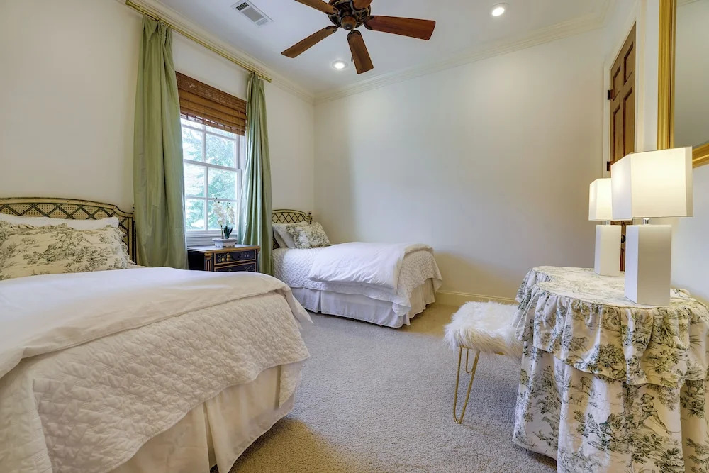 Large, Elegant Home u003c 2 Miles to Ole Miss