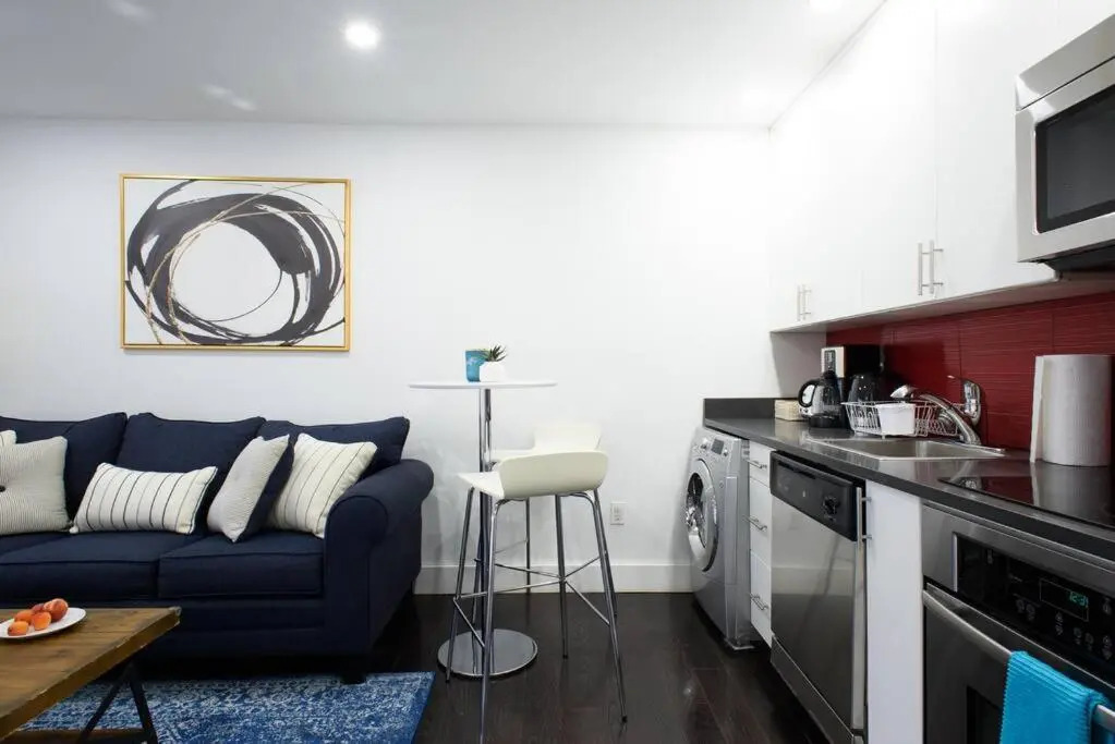 809-4b Studio Balcony W D Prime Location