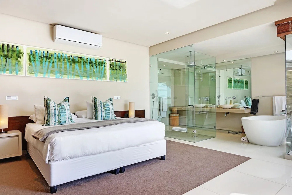 Luxury 5-star Private 4-bed Villa With Pool and Views Close to Camps Bay Beach