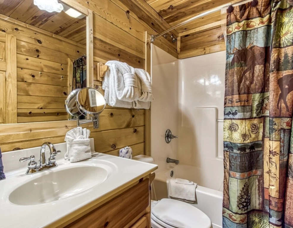 The Wildlife Lodge - Great Location! Close To Tanger Outlets! 5 Bedroom Cabin by RedAwning