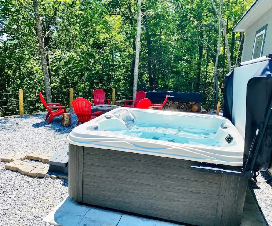 Bear's Mountaintop Views 3 Bedroom Chalet by RedAwning