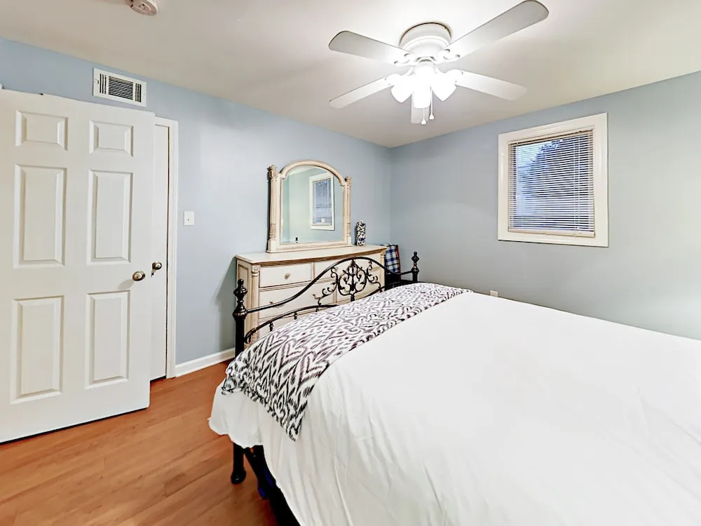 Charming Unit D - 2 Br Duplex