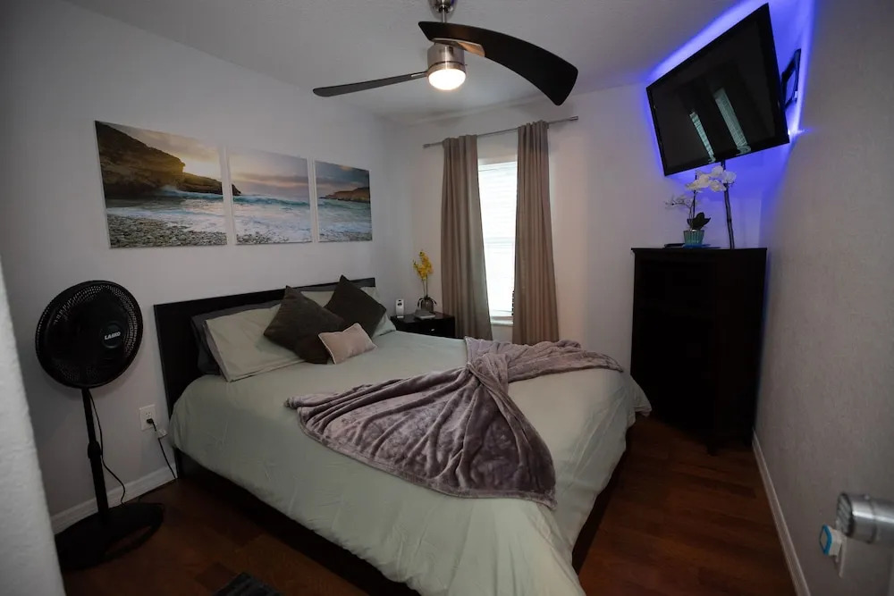 Gorgeous Urban Oasis W/hot Tub, Heated Pool And Private Movie Theater 3 Bedroom Home by RedAwning