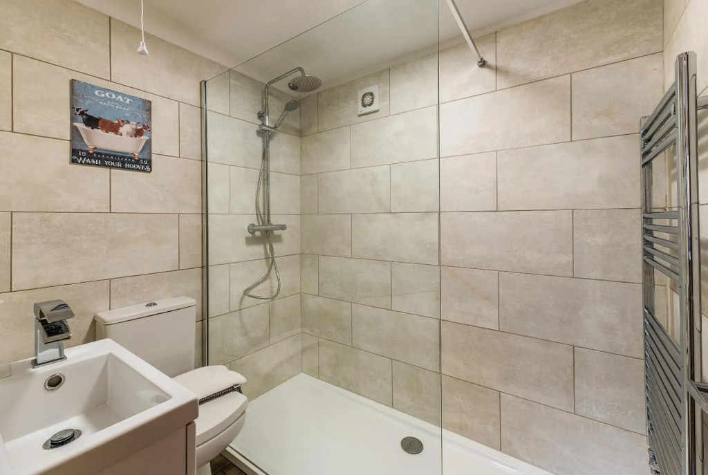 FAIRVIEW FARM Holiday Accommodation has 13 LODGES and CABINS in Ravenshead, Nottingham near Sherwood Forest and our farm has 88 acres of lovely walks and views with pet animals