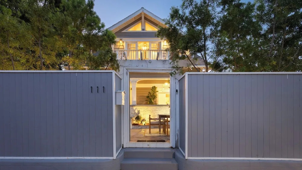 Venice Veranda by Avantstay 3-min Walk to Beach + Rare Walk Street EV Charger + Firepit + Outdoor Dining