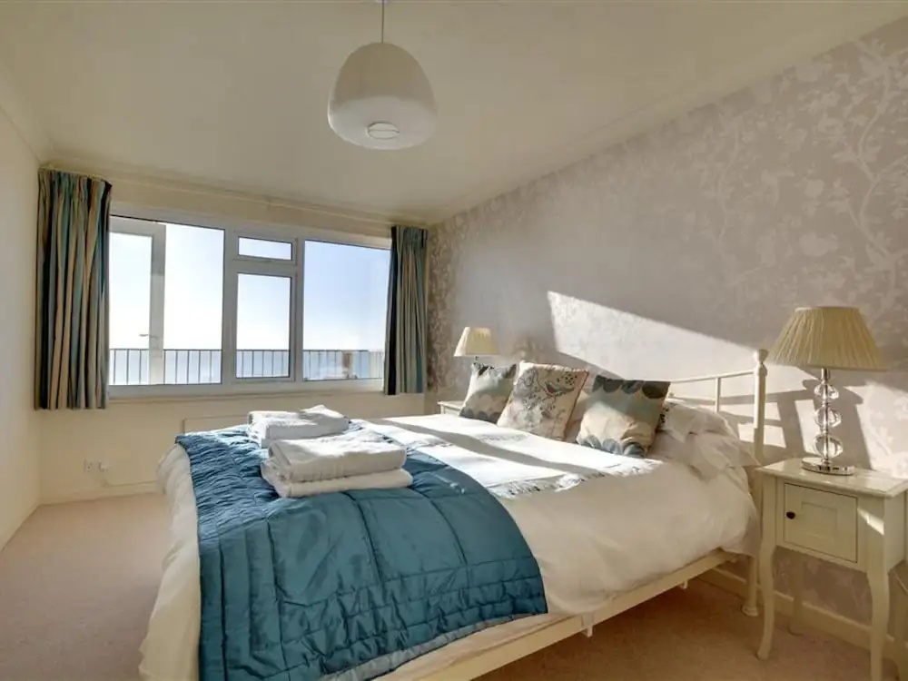 Beautiful Apartment With sea View and Balcony, Near Shops and Pubs