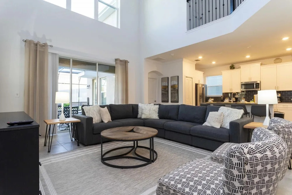Beautiful spacious house near themed parks