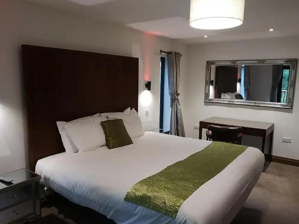 BlueStone-Hot Tub-Woodlandlodges-Pembrokeshire-Tenby