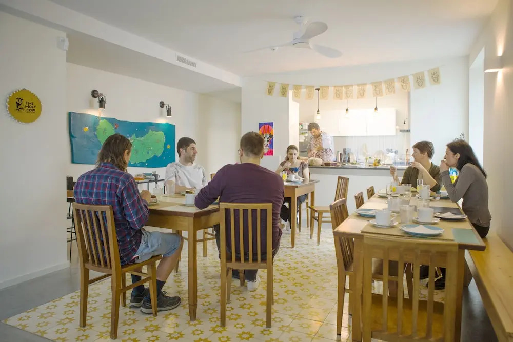 THE HOLY COW - Hostel & Suites