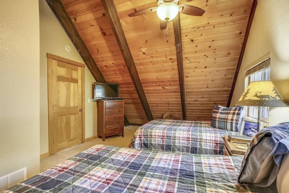 Book Now! 1 Min To Heavenly, 5 Min To Casinos & Lake! 4 Bedroom Cabin
