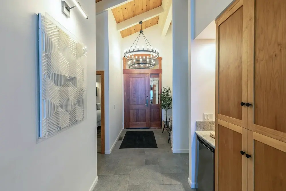 Luxe Tahoe City Cabin w/ Lake Views & Beach Access