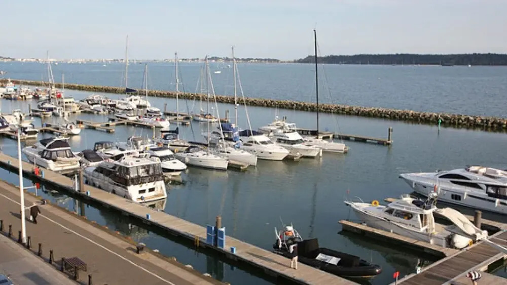 Les Bateaux - Frontline Views of Poole Quay from Balcony