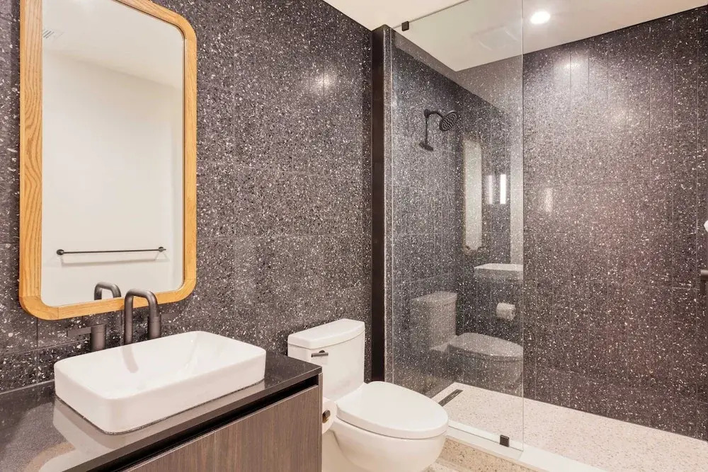 Sleeps 16 Brand New Austin High Rise w/ Rooftop Pool, Gym, Yoga Studio & More!