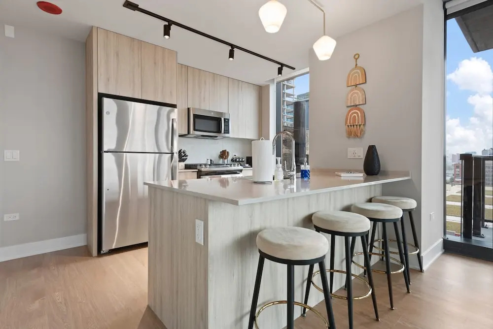 West Loop High-end 2BR Walkable City Views
