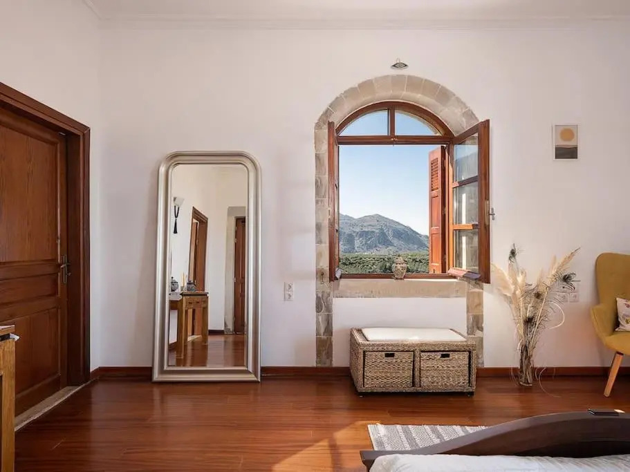 Aloni House - Spacious secluded villa with pool, up to 10 guests