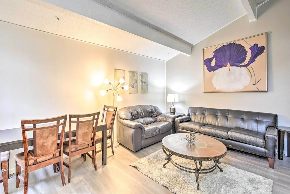 Pet-friendly Dallas Townhome w/ Outdoor Grill