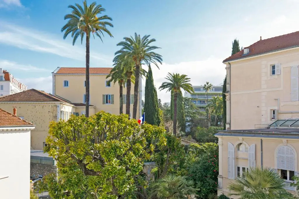 3 Bedrooms: 200m From Croisette