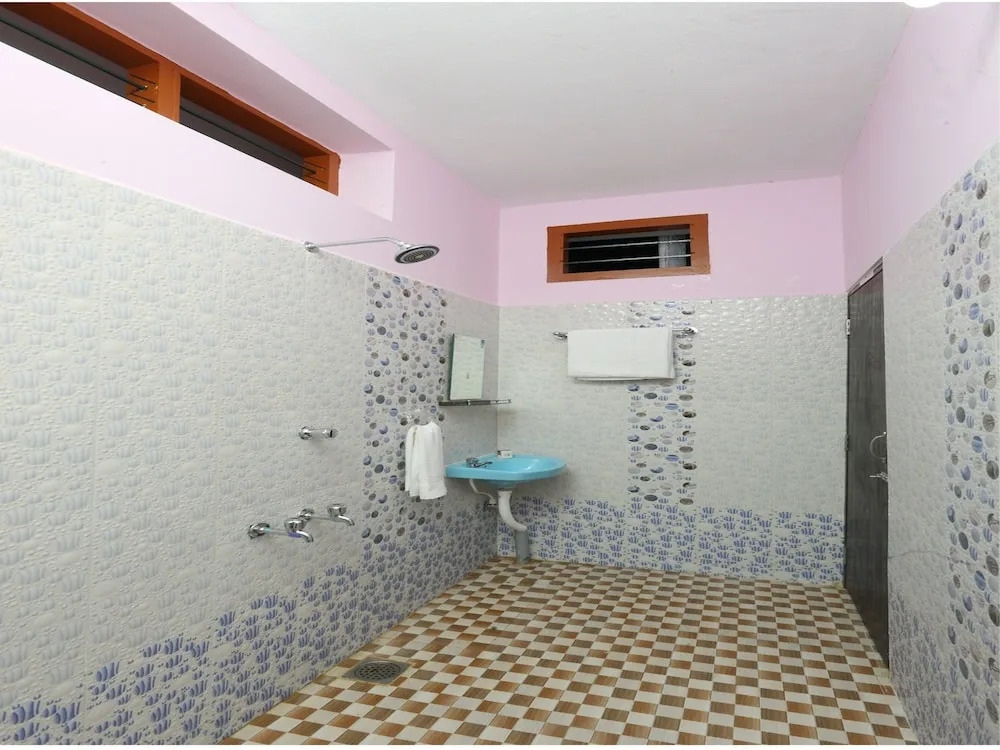 OYO 11698 Home Spacious 3BHK Near Boat House