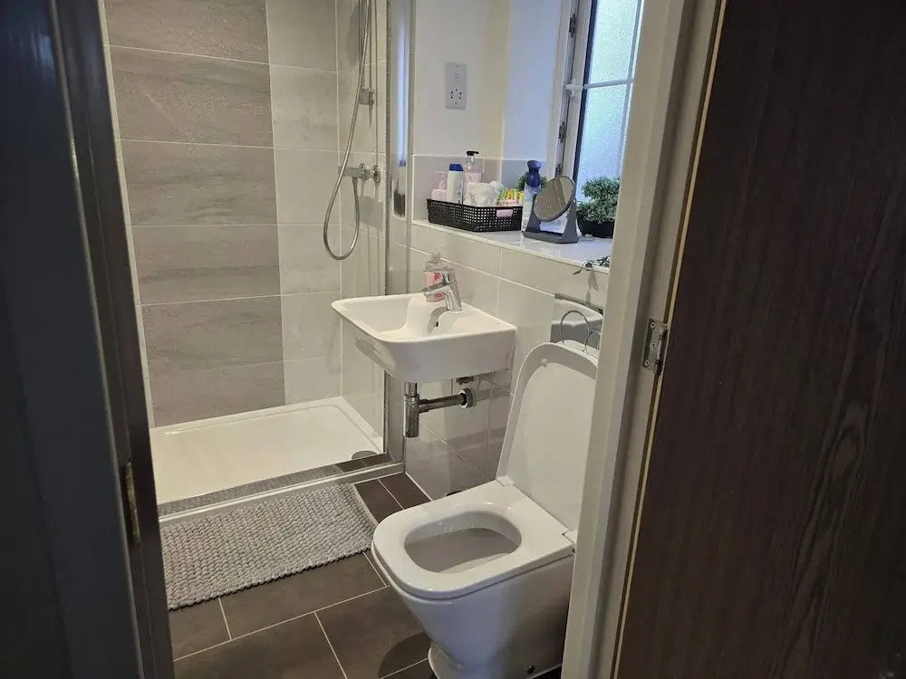 House - Sleeps 6 & Parking