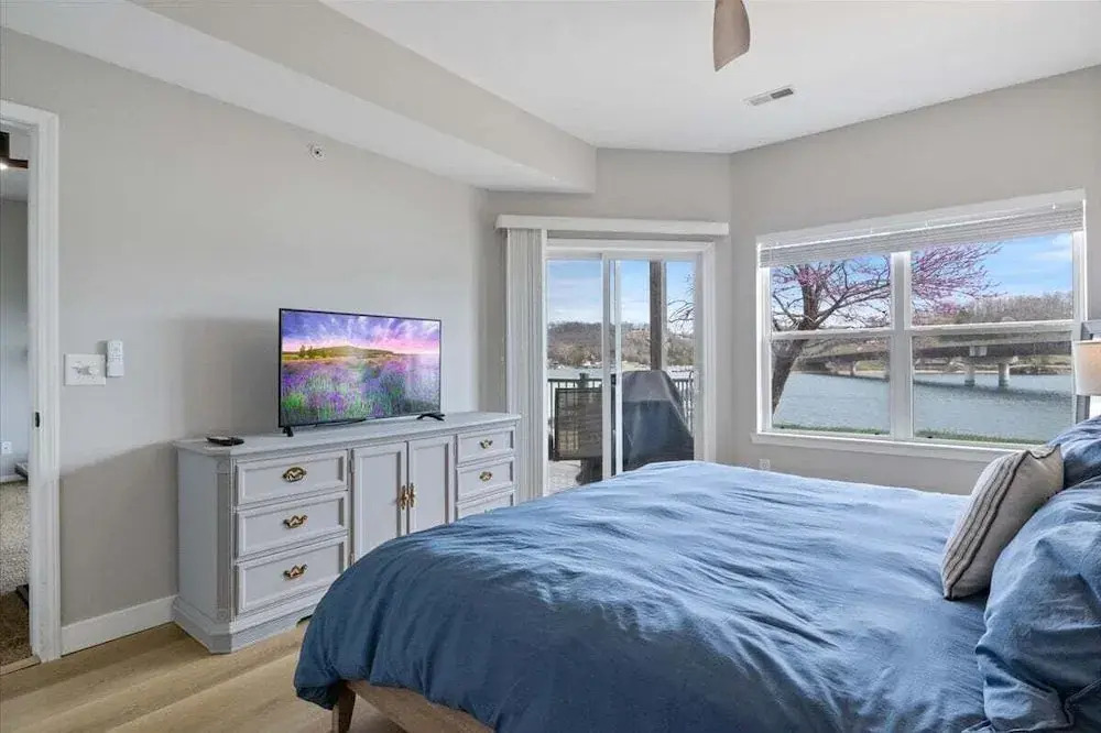 Steps to Water, Serene View, Updated Condo Family Fun w/ 3 Pools in Camdenton