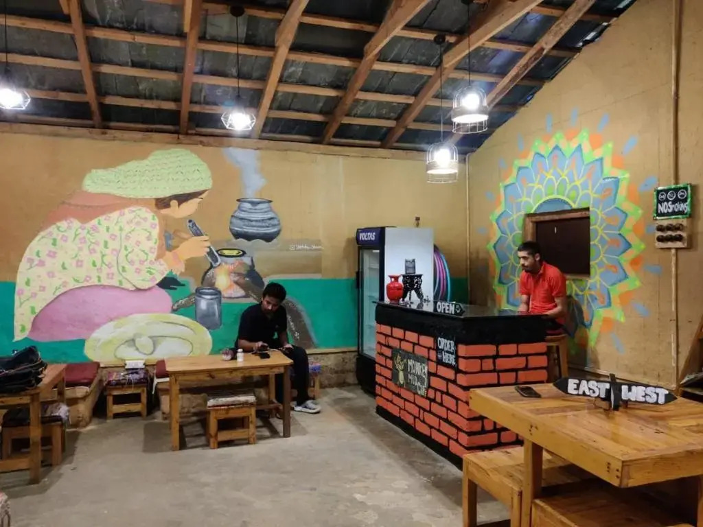 Monkey Mud House and Glamps, Bir
