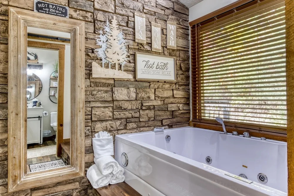 ER26 - Sasquatch Inn - Great Location! Close To Town Resort Pool! cabin