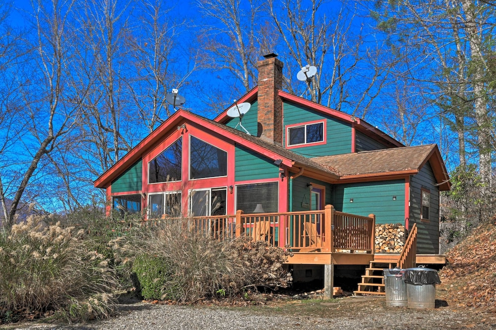 North Carolina Escape w/ Deck, Grill & Fire Pit!