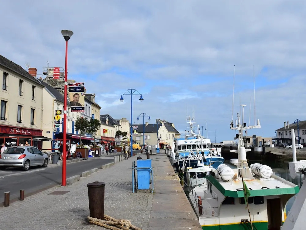 Cozy Holiday Home in Port-en-Bessin-Huppain with Heating Facility
