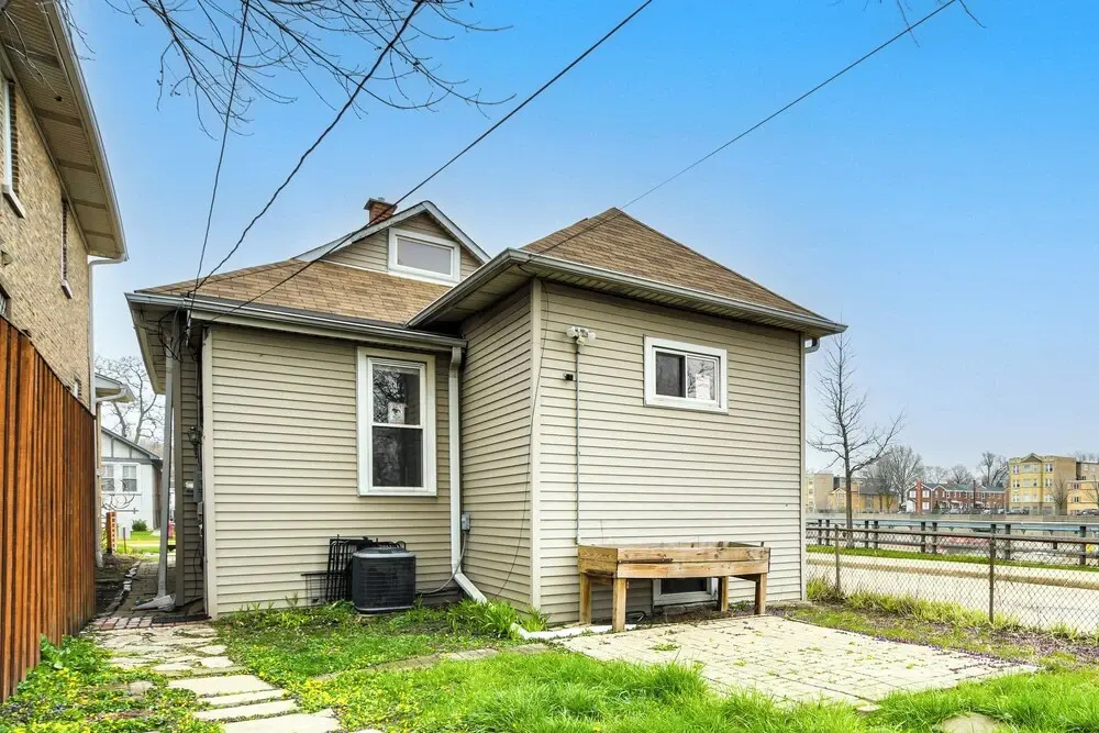 Pet Friendly: 8 Mi to Chicago - Fenced Backyard!