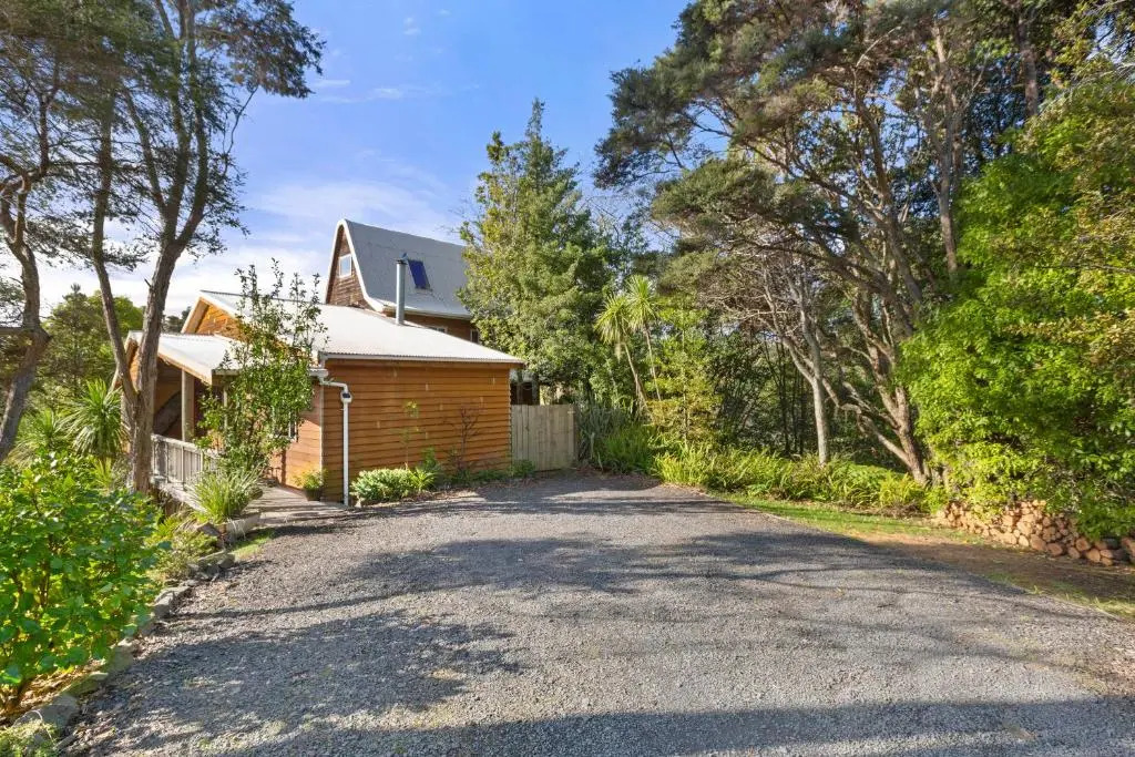Tui Song Lodge - Raglan Holiday Home