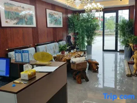 Xixia Lanyun Business Hotel (Nanyang Vocational College)