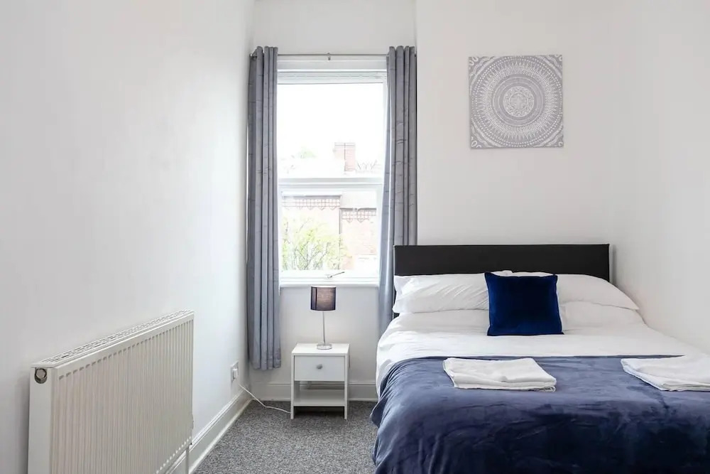 4 Bed House, Sleeps 9, Free Parking