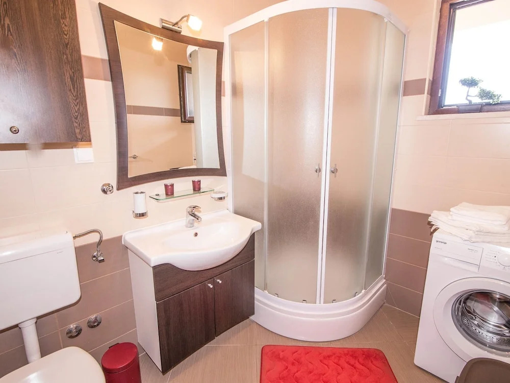 Spacious Apartment, Private Terrace in the Countryside, Wi-fi and Parking