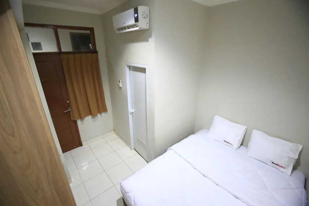 RedDoorz @ Karet Pedurenan 2