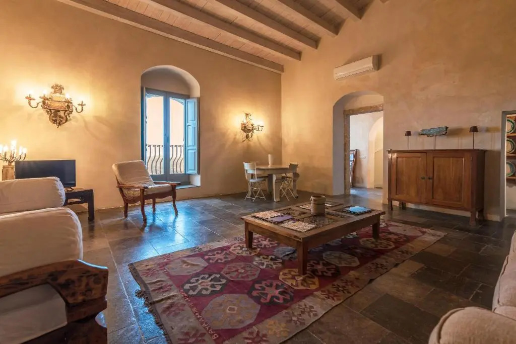 Velasquez Suite House