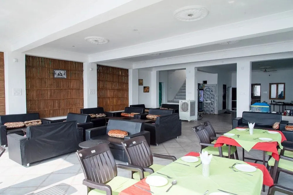 OYO 10704 Hotel Lake Haveli