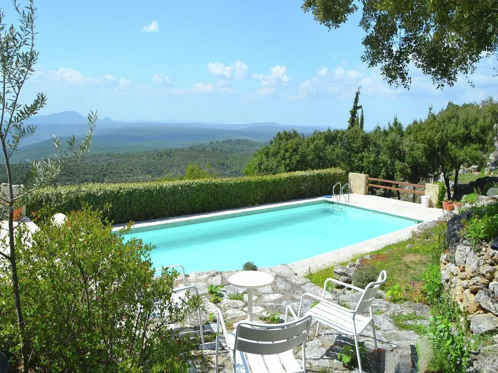 Villa with heated pool, pétanque, spa & view
