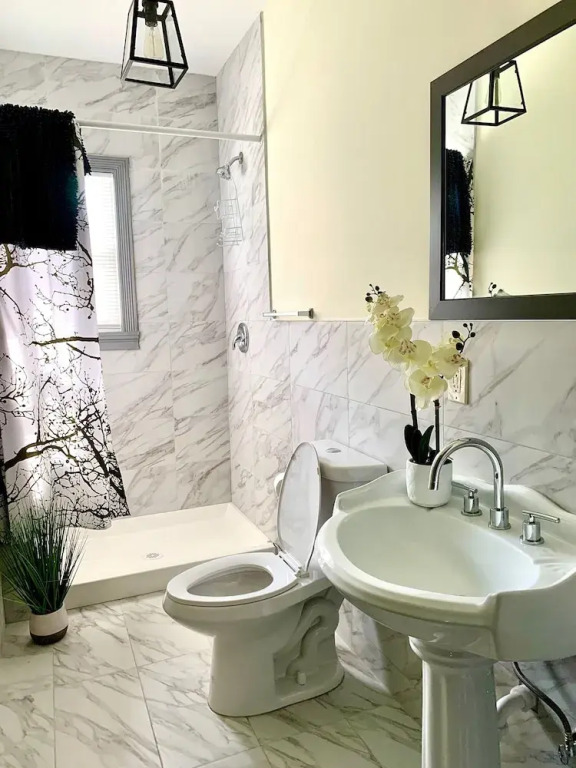 The Iron Scow - With Private Yard & Parking, Near Falls & Casino by Niagara Hospitality