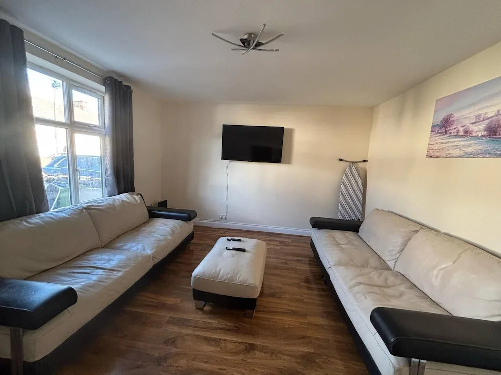 Large & Cozy 5-bed House in a Quiet Dagenham Area