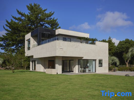 La Maison 719 | Private Oasis with Lawn Views (M6)