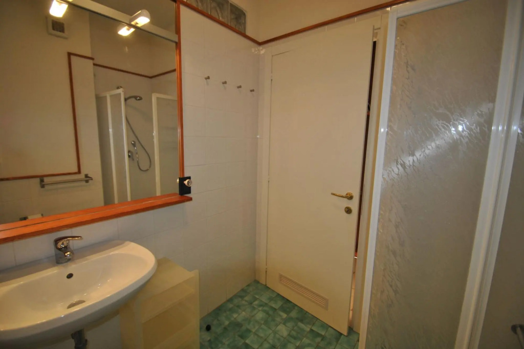 In vacation residence, 40 mt from the sea, apartment with 3 bedrooms ,for 6-7 people, on 2nd floor w-Villa Marina - INT. 8 quadri Libeccio