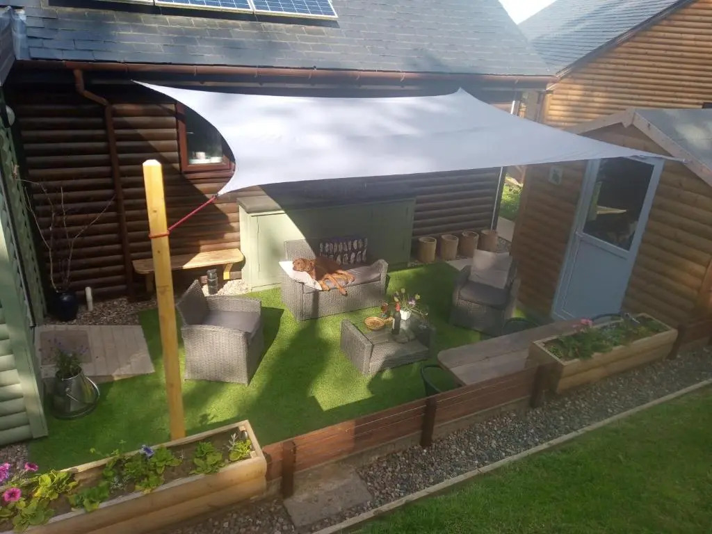2 Bed Cottage Sleeps 4 -Private Garden -Pets Okay