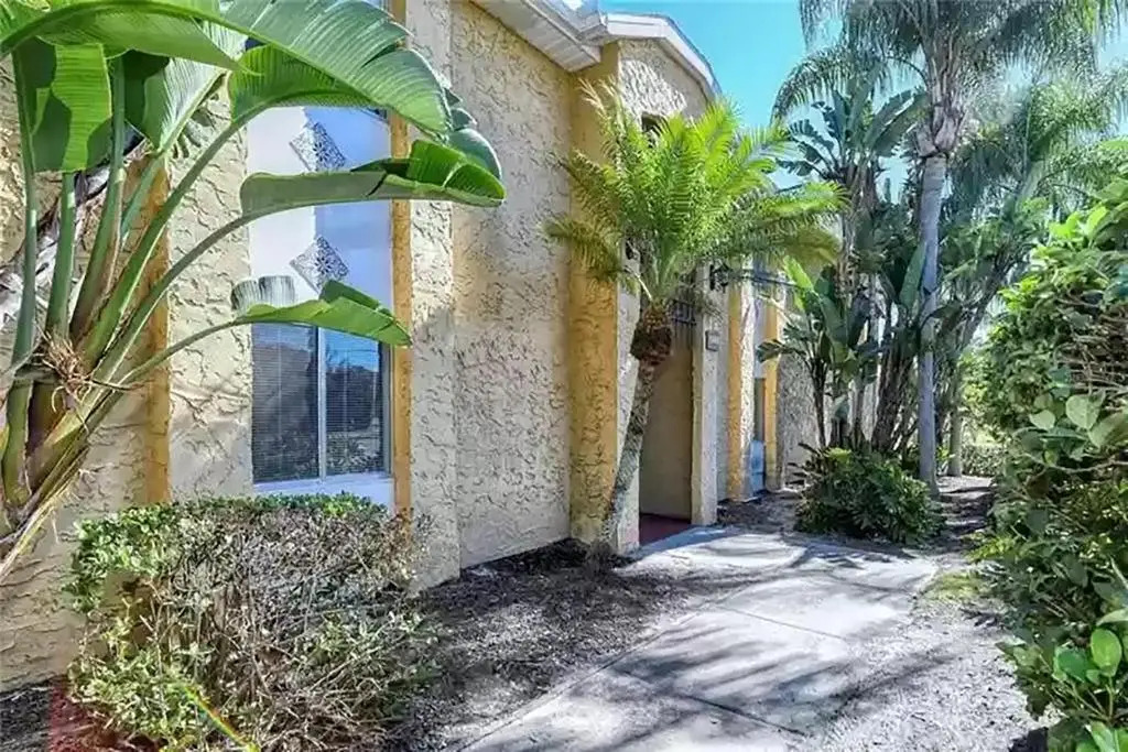 Lovely 3 Bedroom Condo On Golf Course