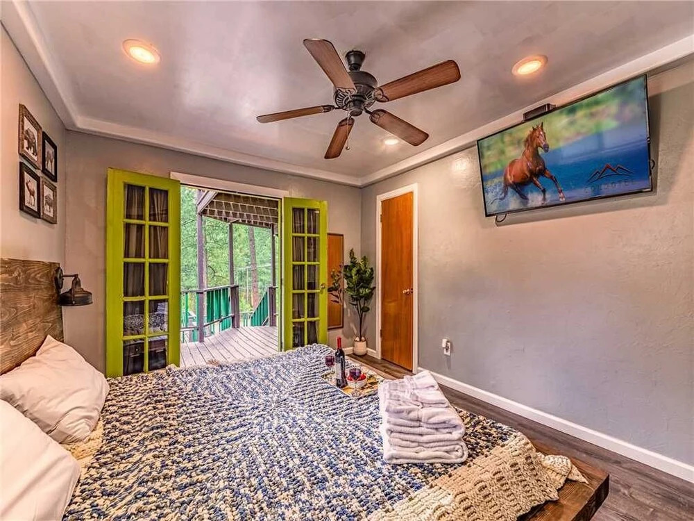 Turtle Mountain Cabin, 2 Bedrooms, Near Town