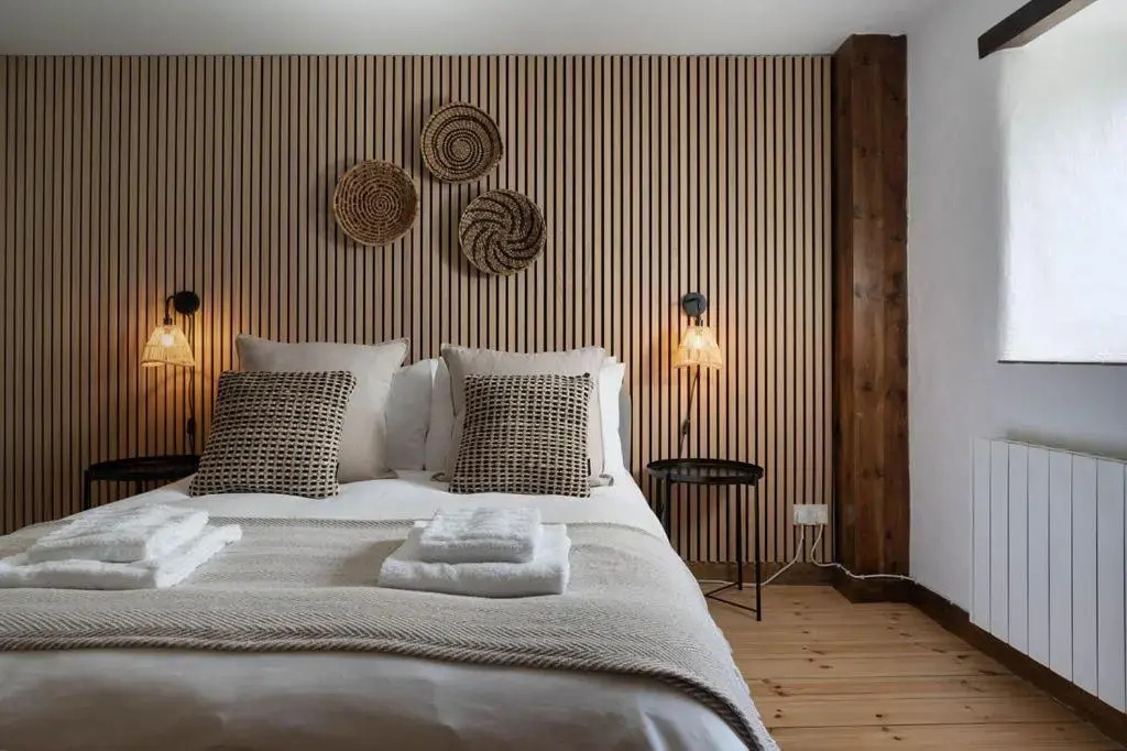Spacious barn conversion, walk to 3 beaches