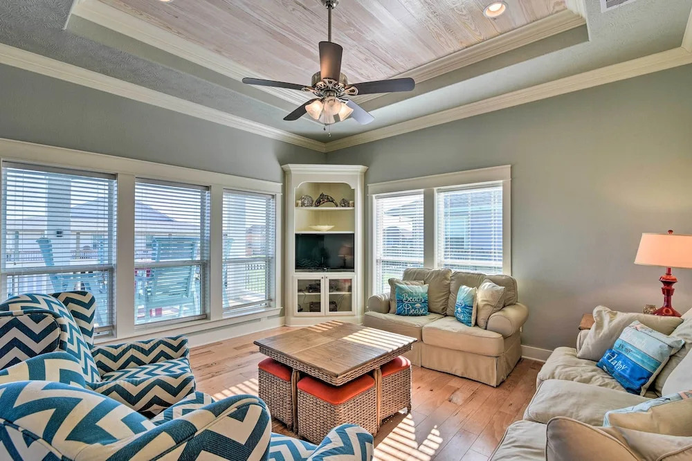 Deck & Fire Pit: Gulf Coast Gem in Crystal Beach!