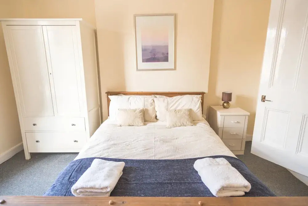 Three Bedroom Apartment Next To Pub
