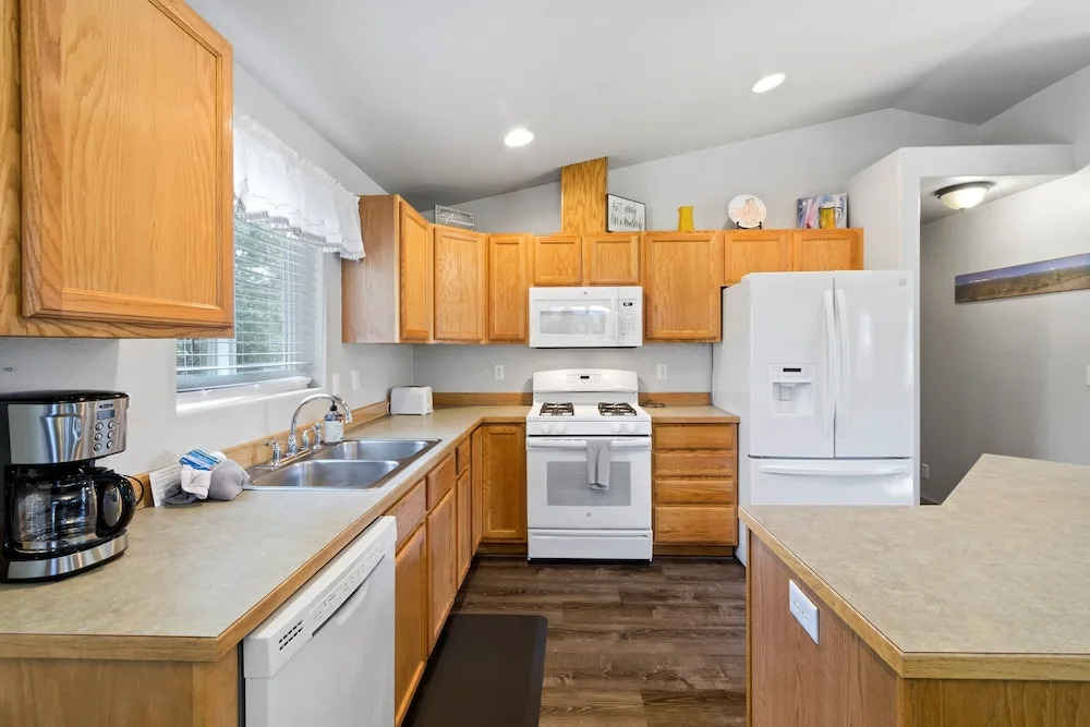 Dog-friendly Post Home With Private Hot Tub, Fire Pit, and BBQ on the Deck by Redawning