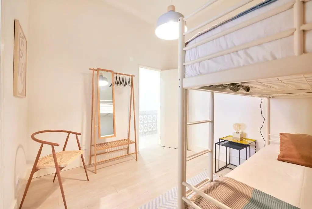 Charming 3BR APT w/ patio, by TimeCooler