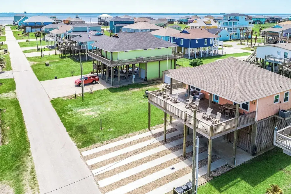Walk to Beach: Coastal Gem in Bolivar Peninsula!